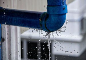 Canalisation bleue présentant une fuite d’eau importante nécessitant une intervention rapide par un plombier expert à Saint-Cloud.